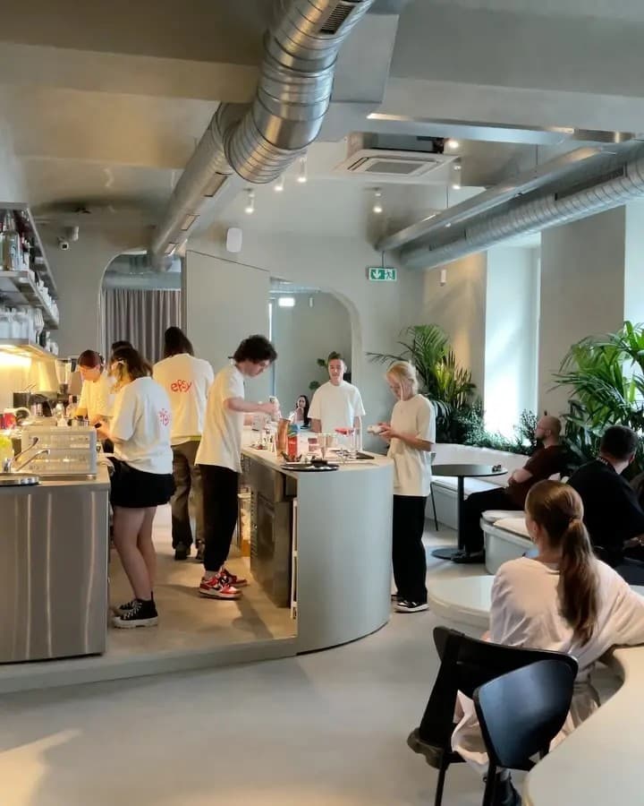 Efsy team in branded shirts during service in the Prague café